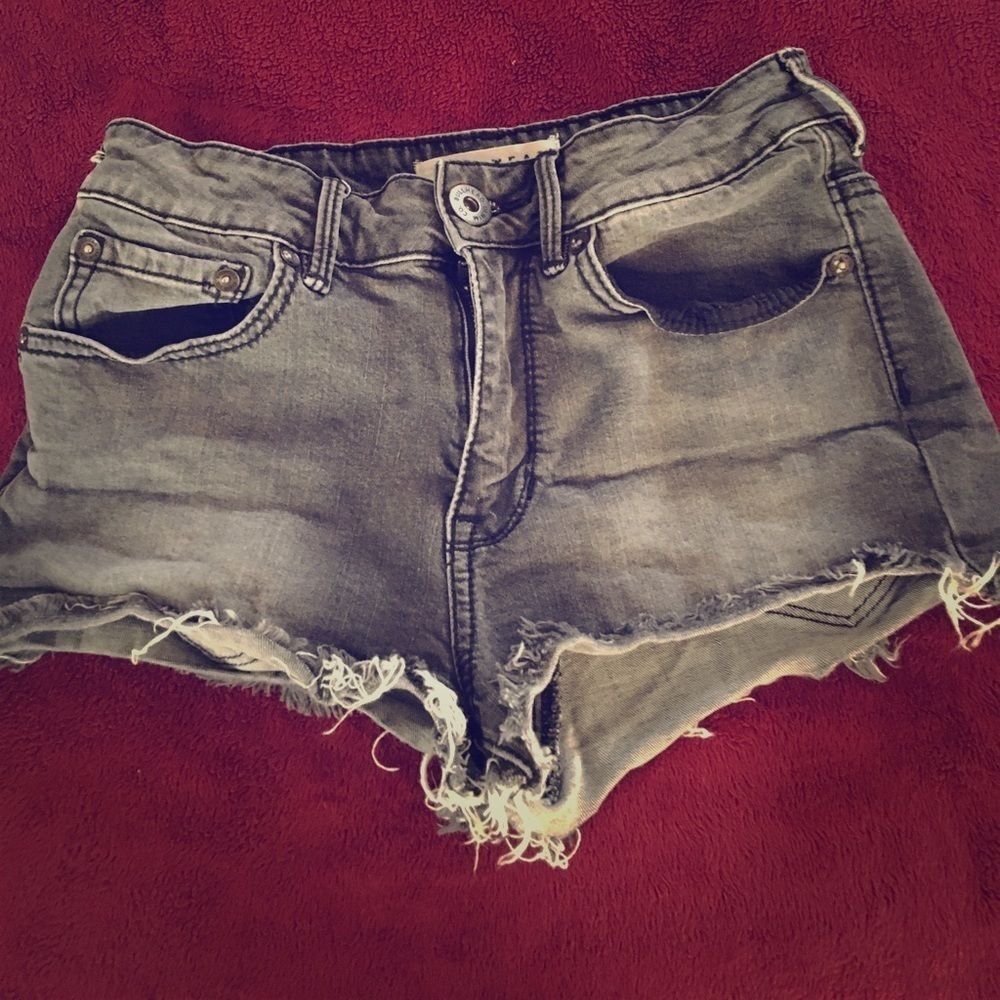 🛍 Bullhead Gray stretch frayed denim Jean shorts. Size 1